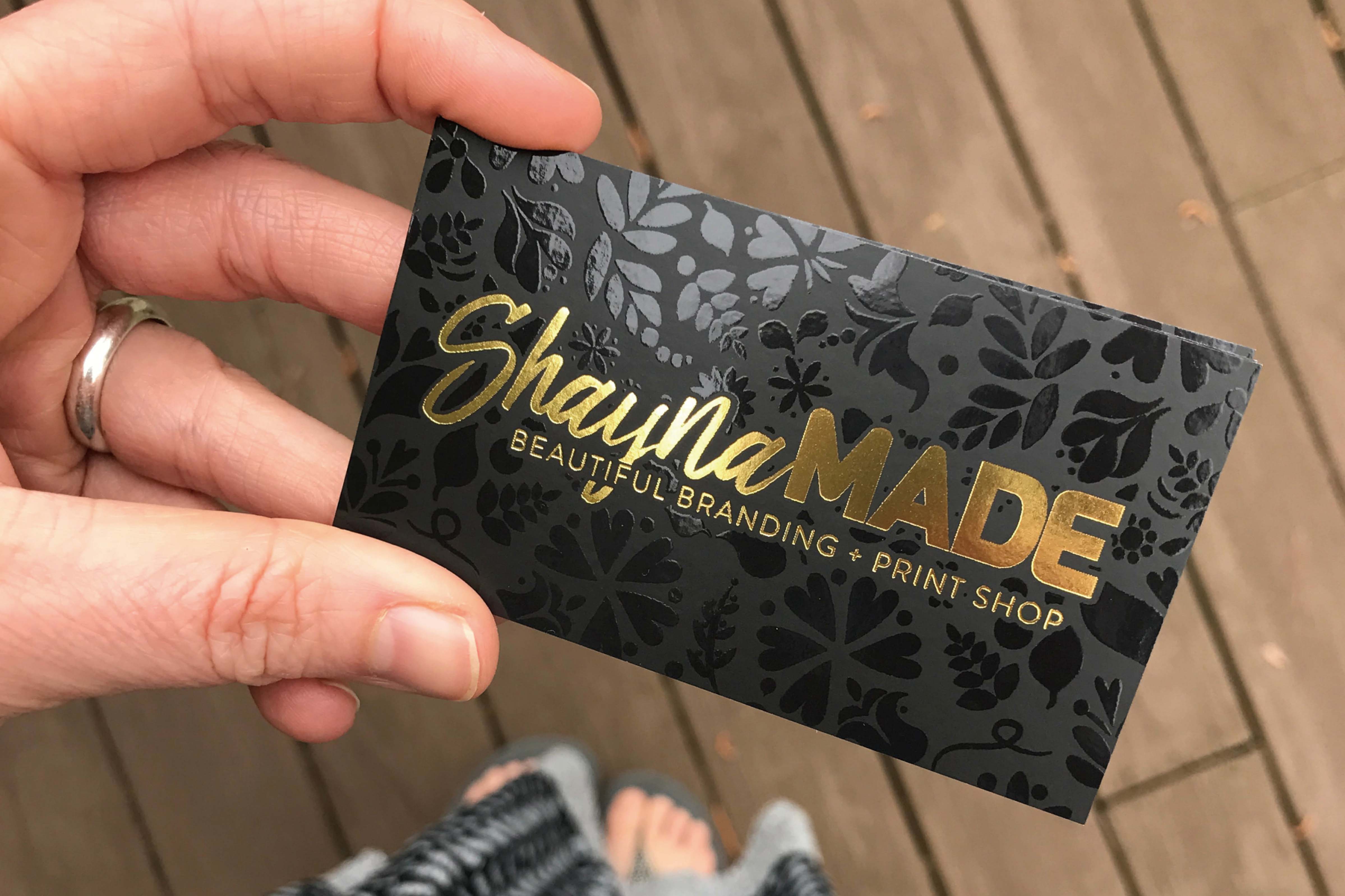 製作真正代表你的名片。添加你的資訊並變換字型和顏色以符合你的品牌。你還可以為不同客戶製作不同版本的名片。